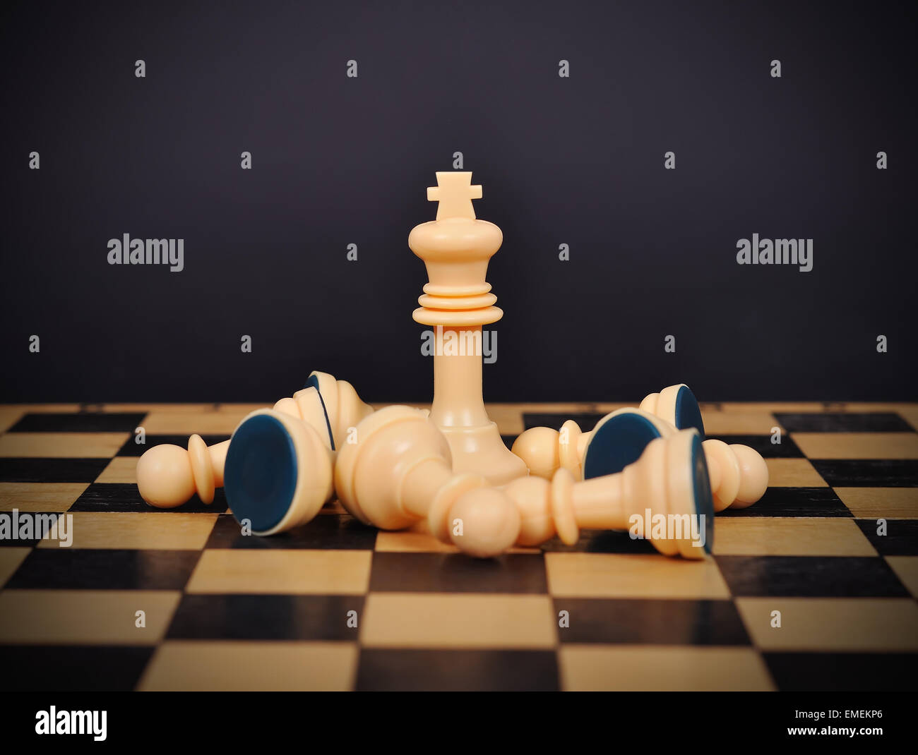 Re bianco e caduti pedine sulla scacchiera Foto Stock