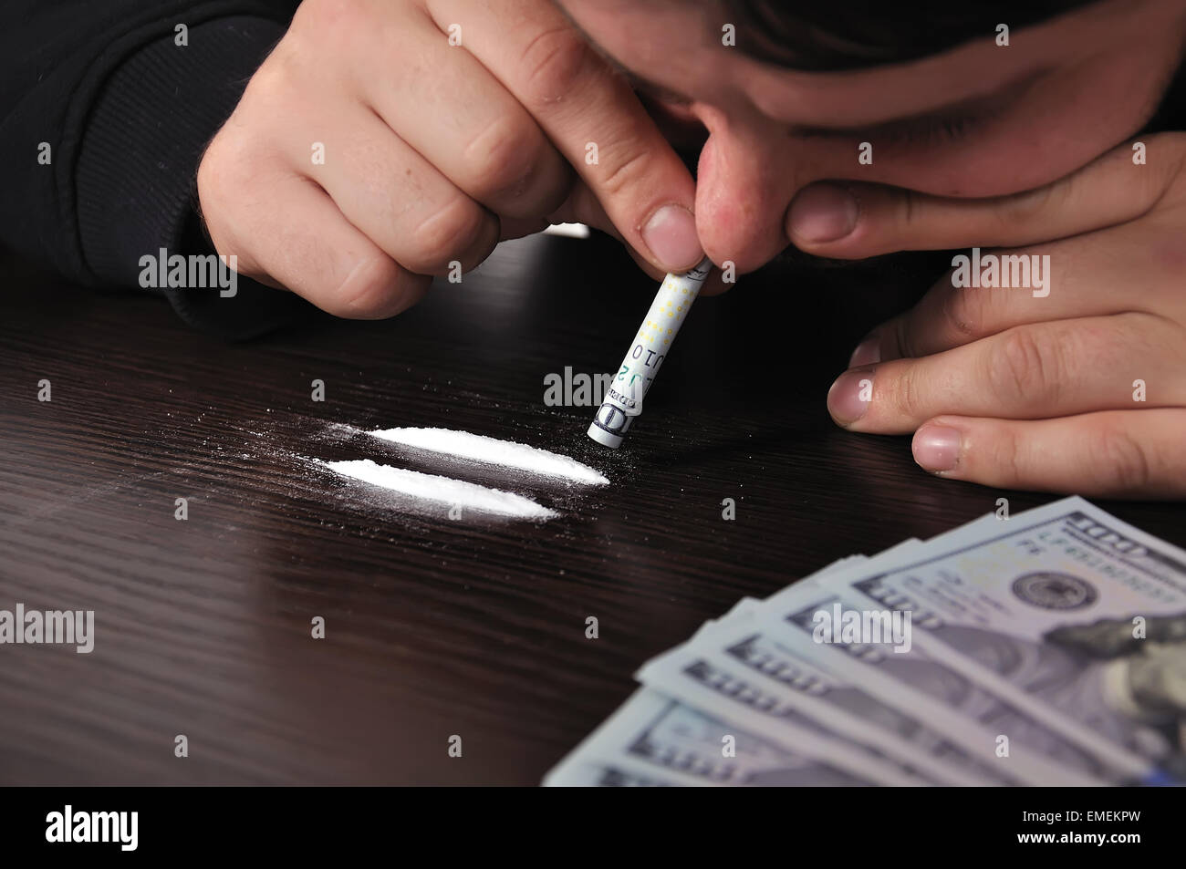 Addict uomo sbuffare cocaina, close up Foto Stock