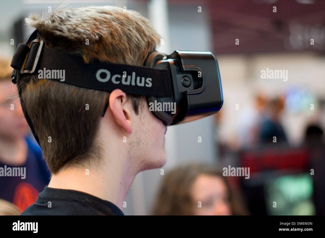 Indossare maschio Oculus Rift 3D la realtà virtuale gli occhiali di protezione Foto Stock