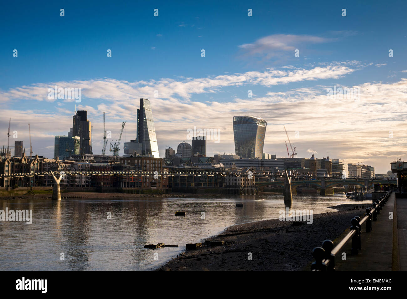 London skyline della città da sud del fiume Tamigi, Londra, Gran Bretagna Foto Stock