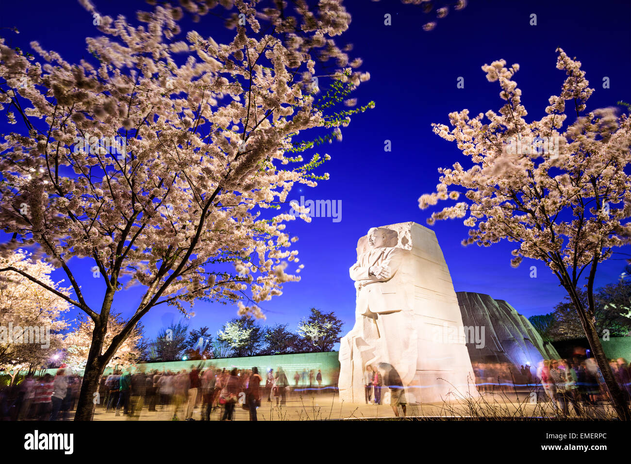 La folla si raccolgono sotto il Martin Luther King Jr. Memorial in West Potomac Parco di Washington DC. Foto Stock