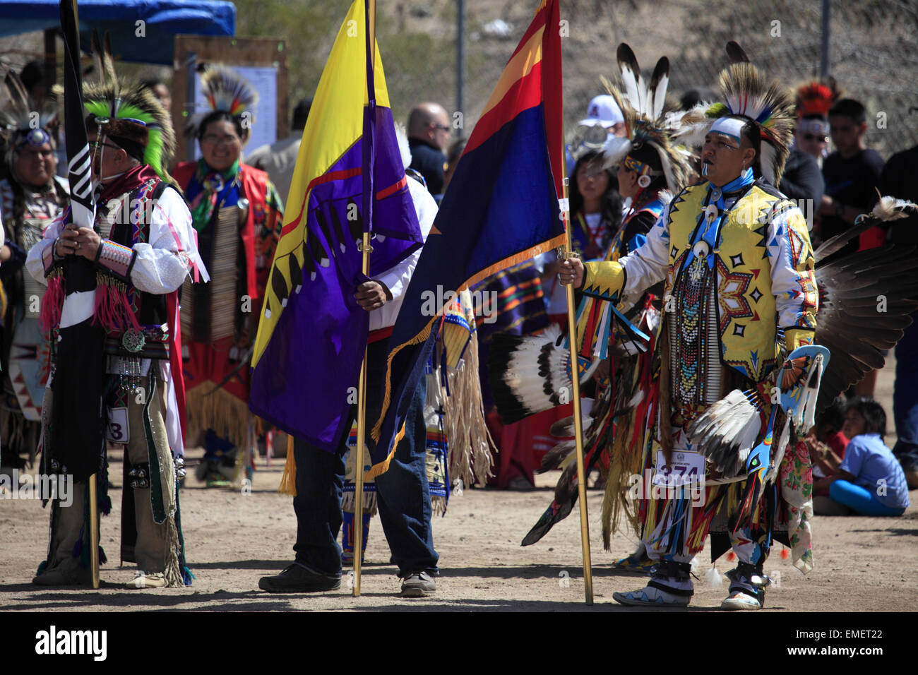 Grand entry di Tohono O'odham Nazione Wa annuale:k Pow Wow a San Xavier del Bac Mission, Tucson, Arizona, Stati Uniti d'America Foto Stock