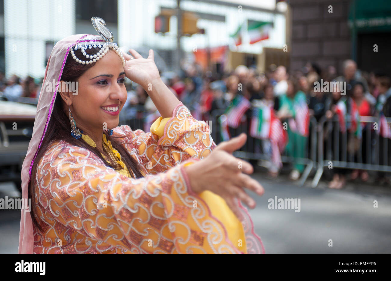 Tradizionali danze folk nel XII annuale parata persiano su Madison Avenue a New York domenica 19 aprile, 2015. La parata celebra Nowruz, Nuovo Anno nel farsi lingua. La vacanza simboleggia la purificazione dell anima e risale al pre-religione Islamica di zoroastrismo. (© Richard B. Levine) Foto Stock