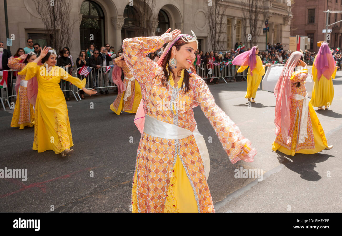 Tradizionali danze folk nel XII annuale parata persiano su Madison Avenue a New York domenica 19 aprile, 2015. La parata celebra Nowruz, Nuovo Anno nel farsi lingua. La vacanza simboleggia la purificazione dell anima e risale al pre-religione Islamica di zoroastrismo. (© Richard B. Levine) Foto Stock