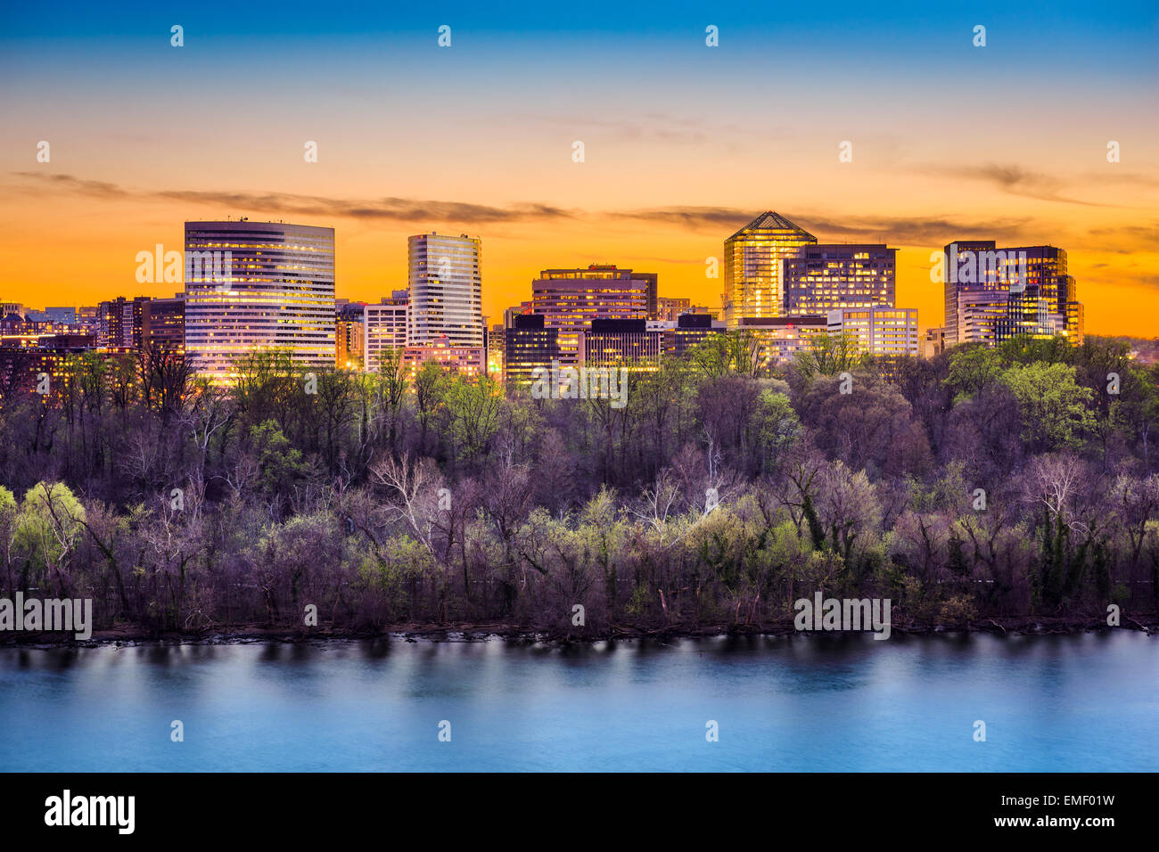 Rosslyn, Arlington, Virginia, Stati Uniti d'America skyline della città sul fiume Potomac. Foto Stock
