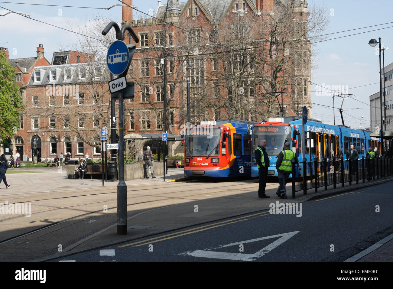 Due tram di Sheffield affiancati alla fermata Cathedral nel centro della città. Inghilterra. Metro trasporto urbano, rete di metropolitana leggera Foto Stock