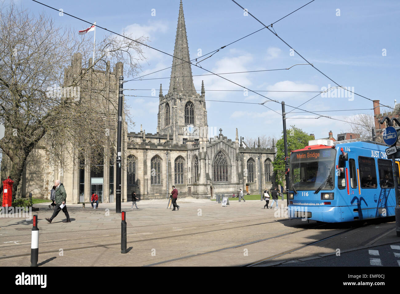 Sheffield cattedrale chiesa e Supertram Inghilterra Regno Unito. Centro città Foto Stock