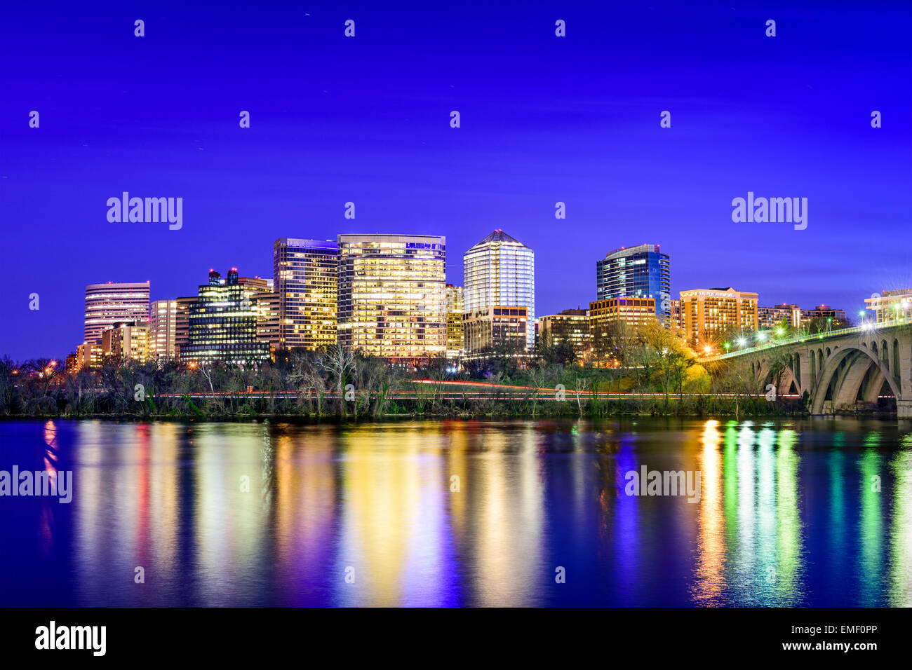 Rosslyn, Arlington, Virginia, Stati Uniti d'America skyline della città sul fiume Potomac. Foto Stock