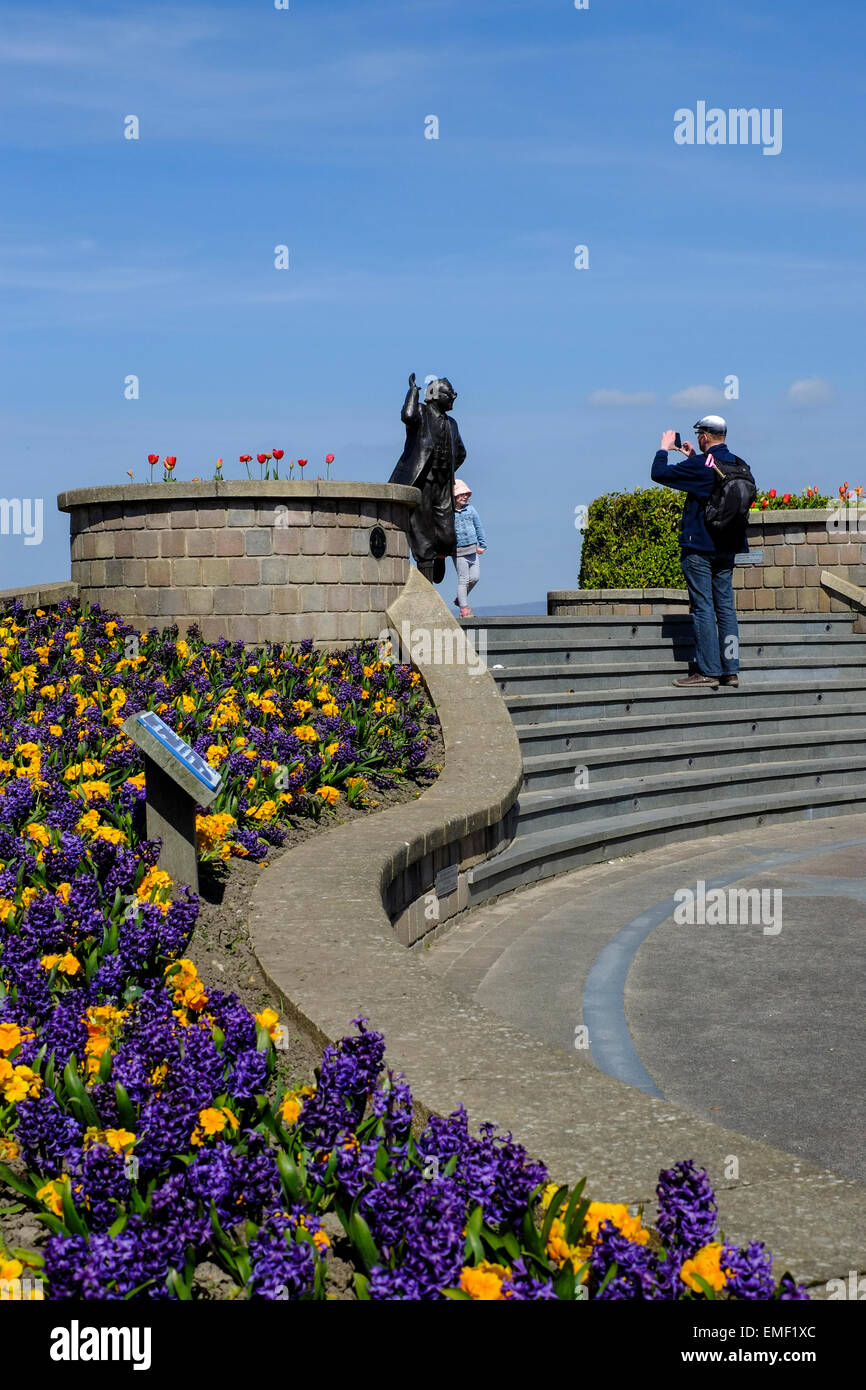Eric Morecambe statua sul lungomare di Morecambe è popolare per le fotografie Foto Stock