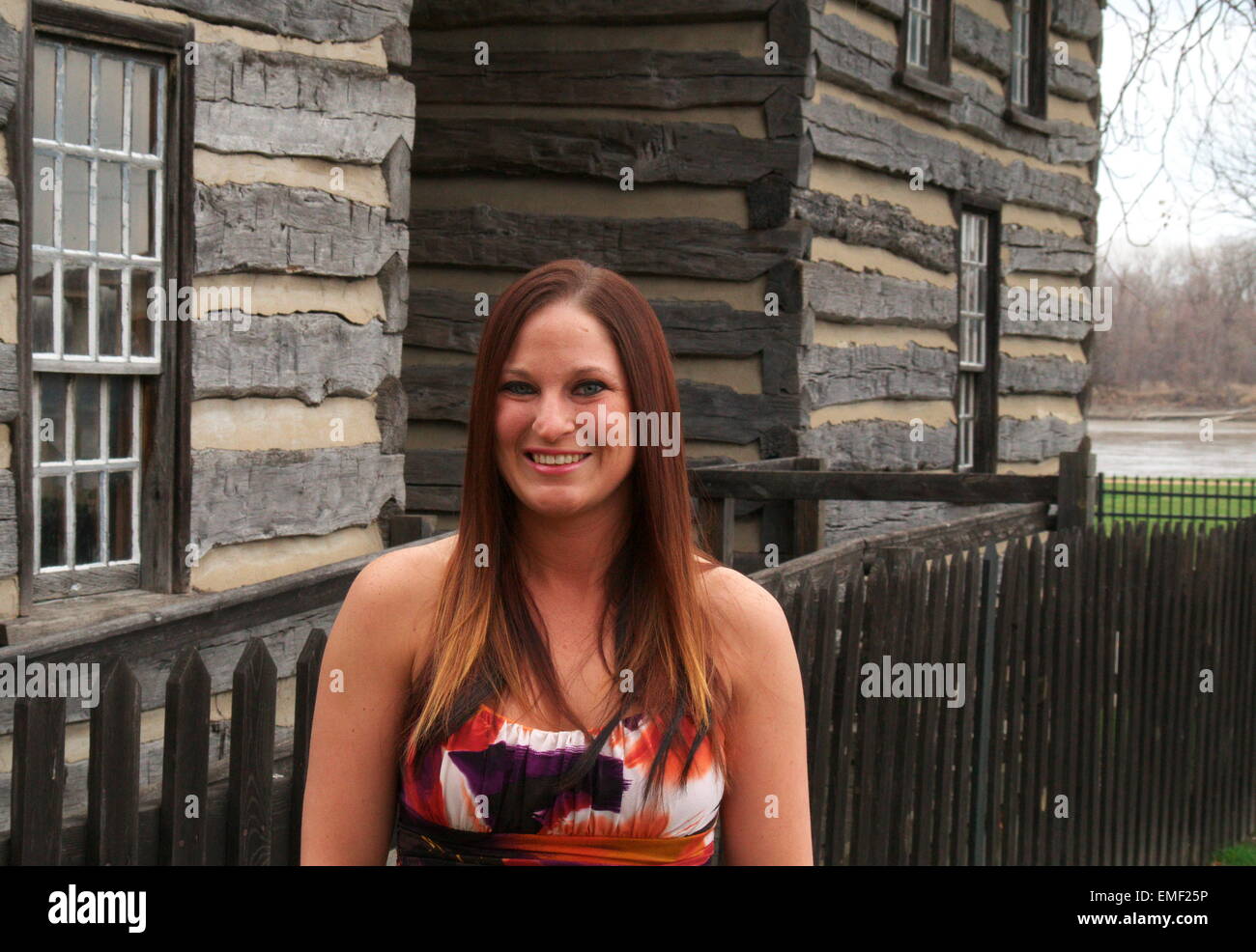Sorridente brunette donna in abiti colorati Foto Stock Sorridente brunette donna in abiti colorati Foto Stock