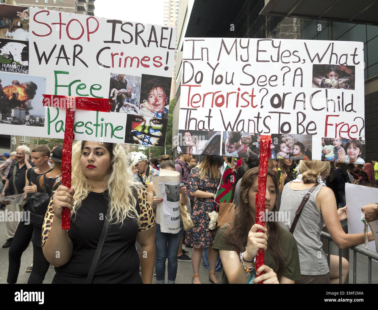 Protesta Pro-Palestinian a Columbus Circle in NYC protestando attacchi israeliani contro la striscia di Gaza, 1 agosto 2014. Foto Stock