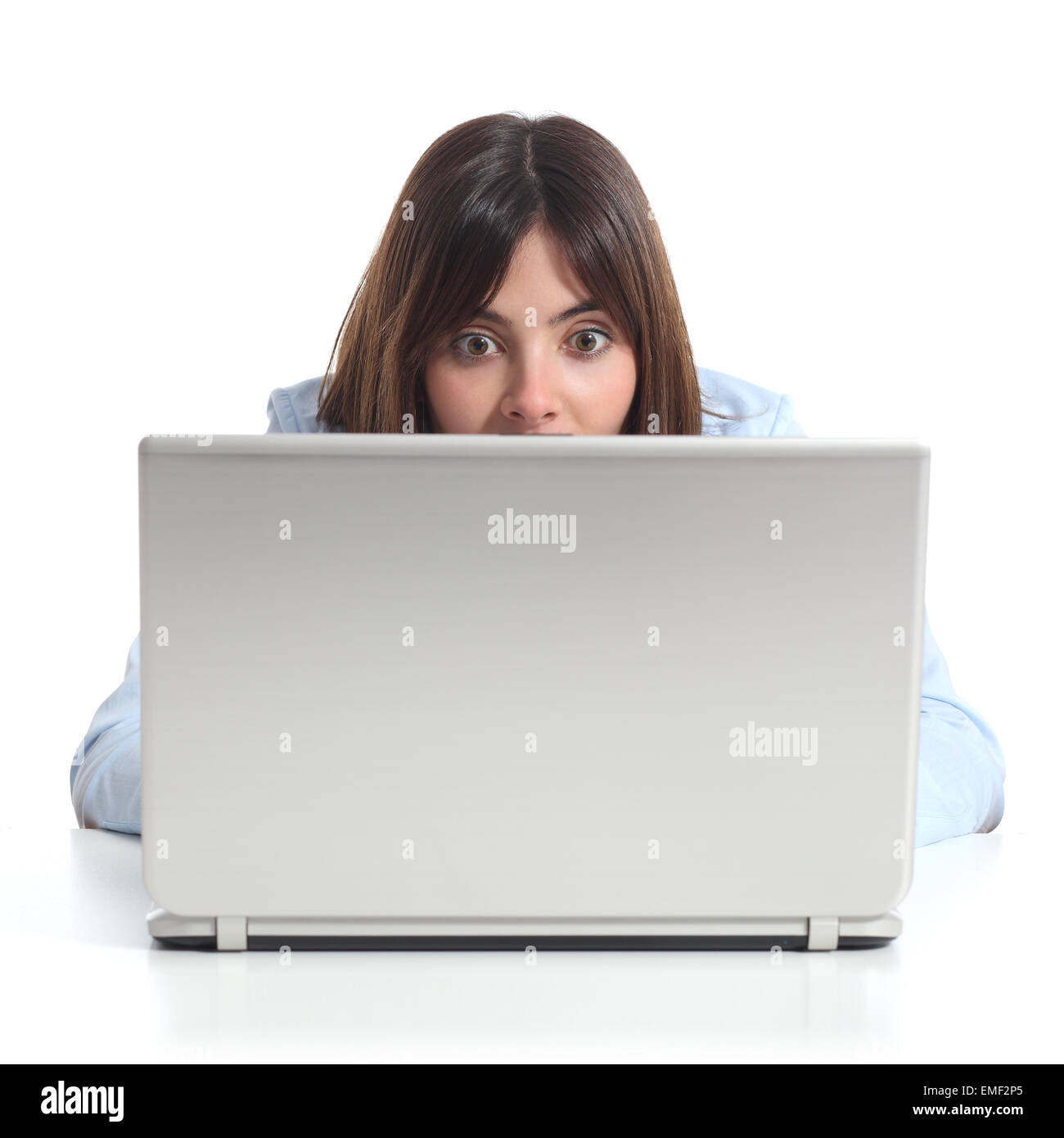 Turbare la donna guardando un computer portatile isolato su sfondo bianco Foto Stock