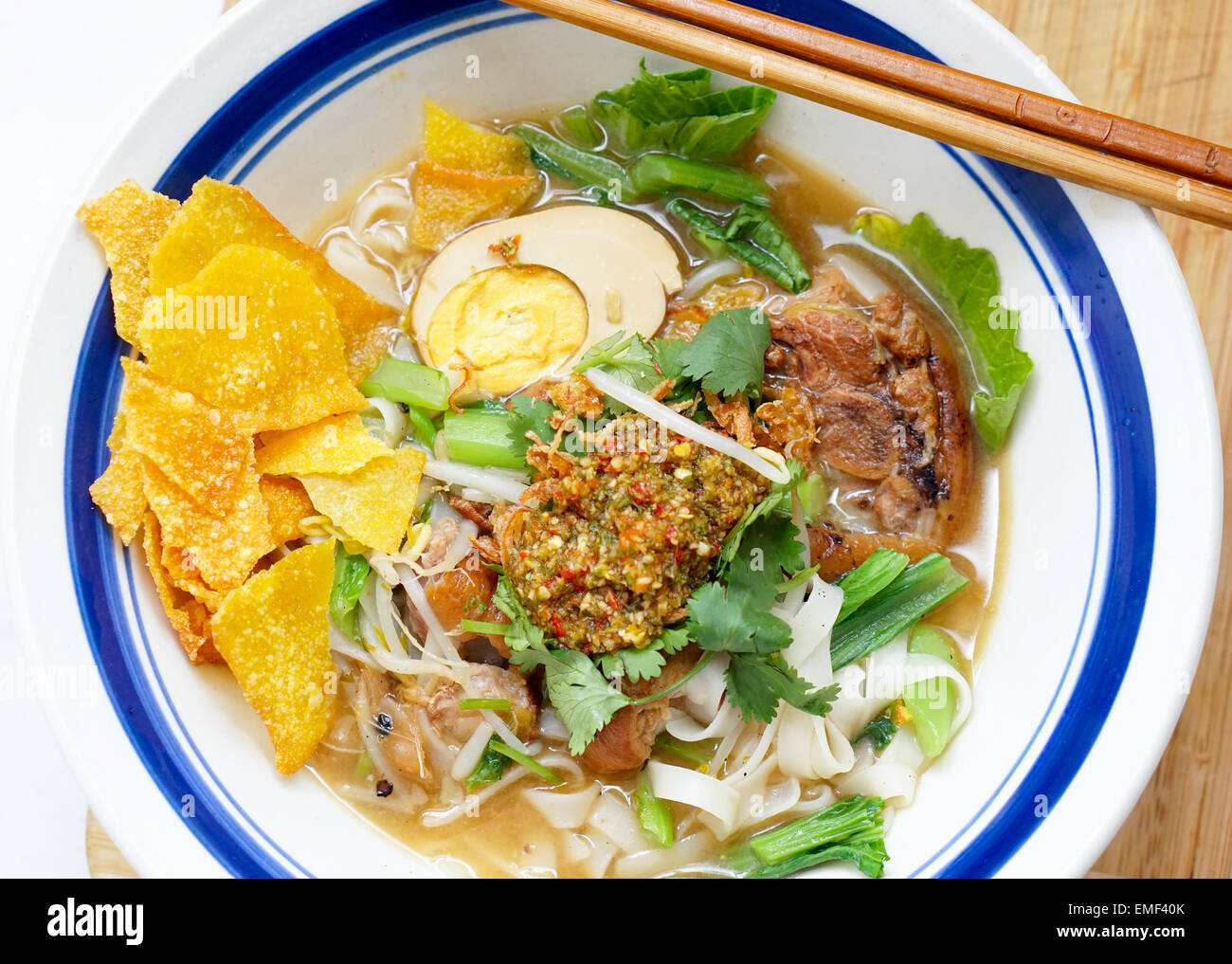Yummy gourmet tailandese reale barca tagliatelle, con carne di maiale, l'uovo e il peperoncino. Foto Stock
