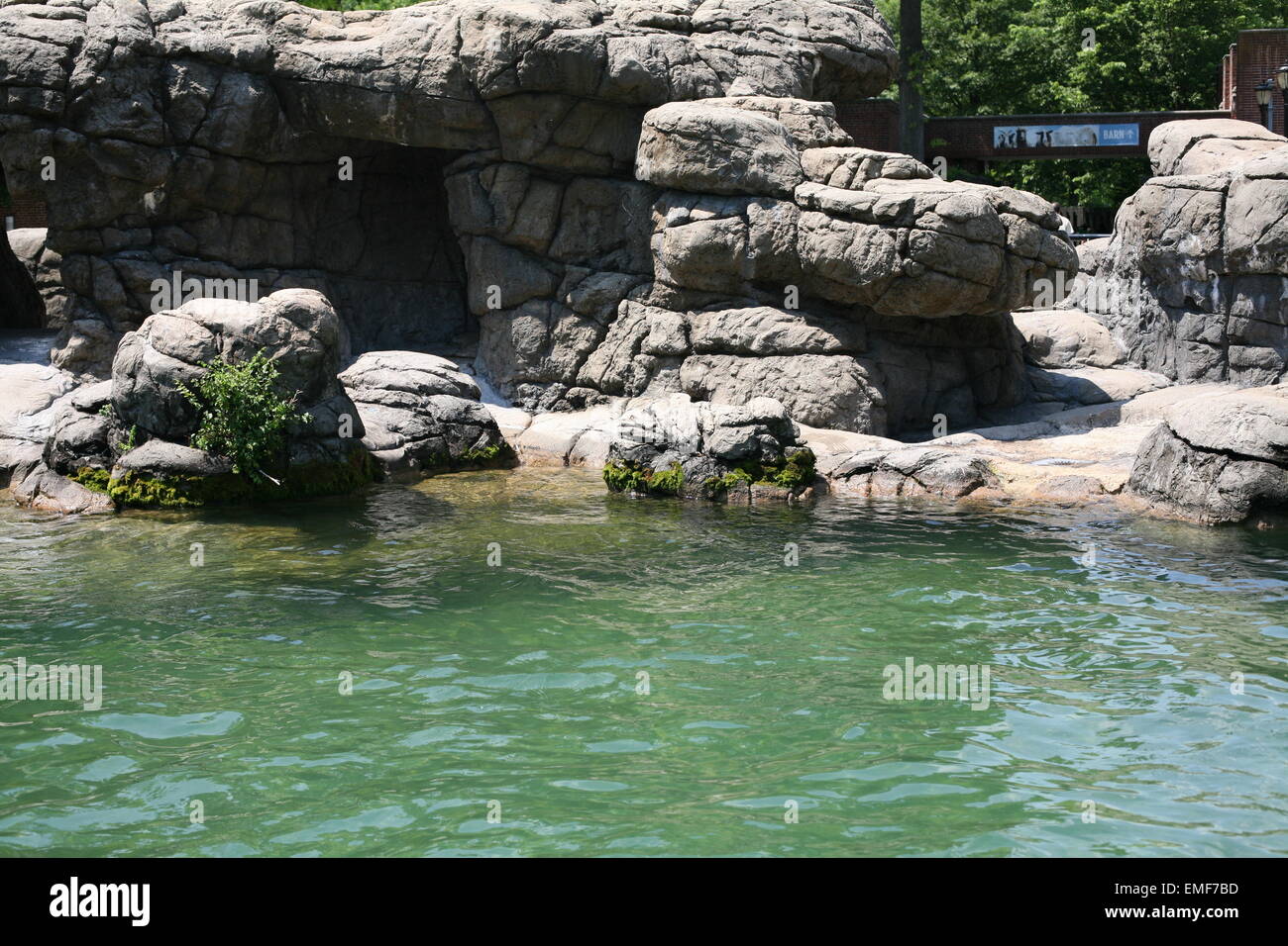 Una formazione di grande roccia maestosamente impostare come sfondo di un bluastro verde acqua incontaminata. Foto Stock