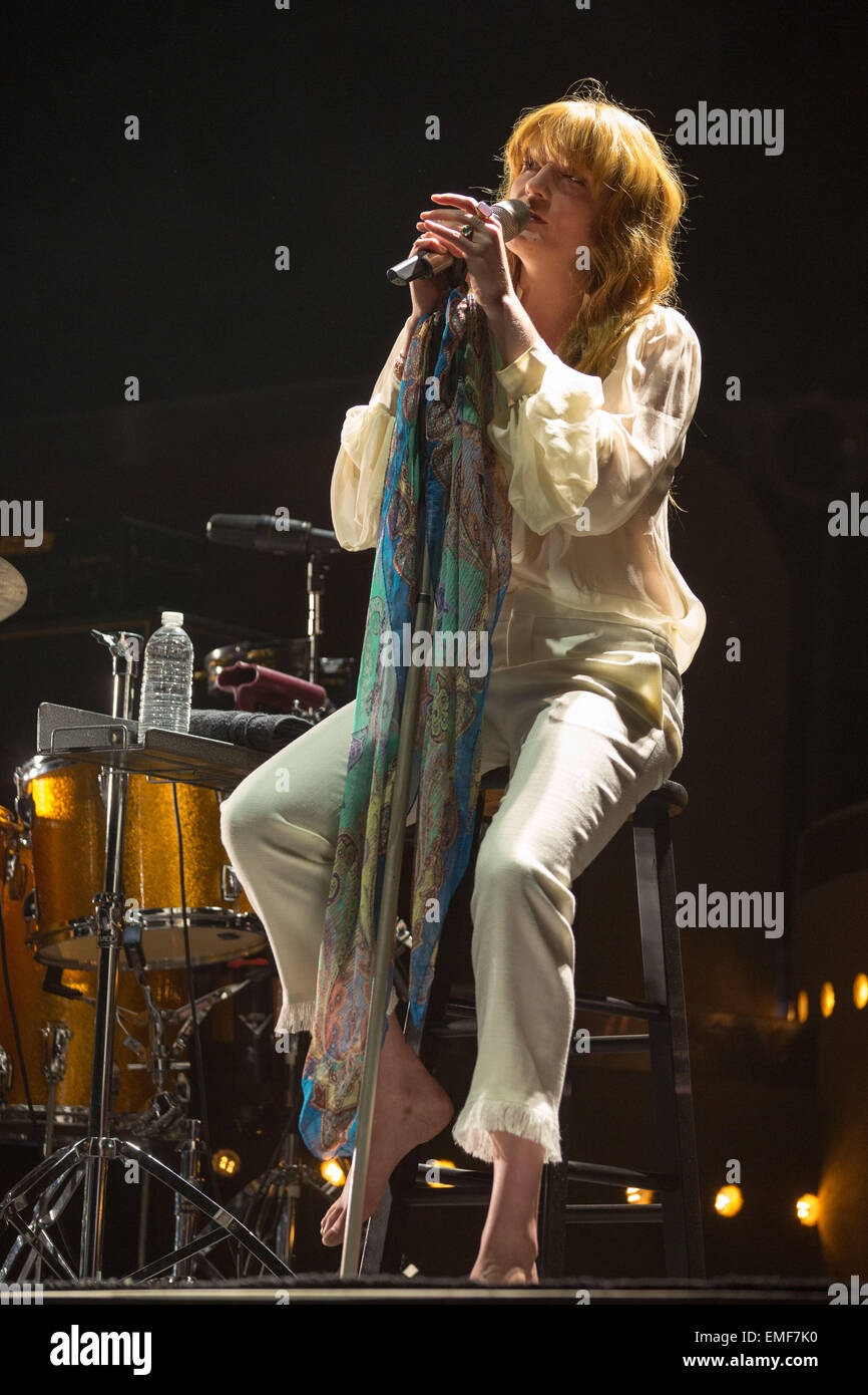 Indio, California, Stati Uniti d'America. Xix Apr, 2015. Il cantante FLORENCE WELCH di Firenze e la macchina esegue insediato dopo la rottura il suo piede di una settimana prima a tre giorni di musica di Coachella e Arts Festival presso Empire Polo Club di Indio, California © Daniel DeSlover/ZUMA filo/Alamy Live News Foto Stock