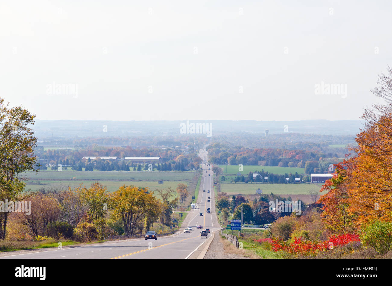 Autostrada attraverso l'Ontario centrale nell autunno del giorno Foto Stock