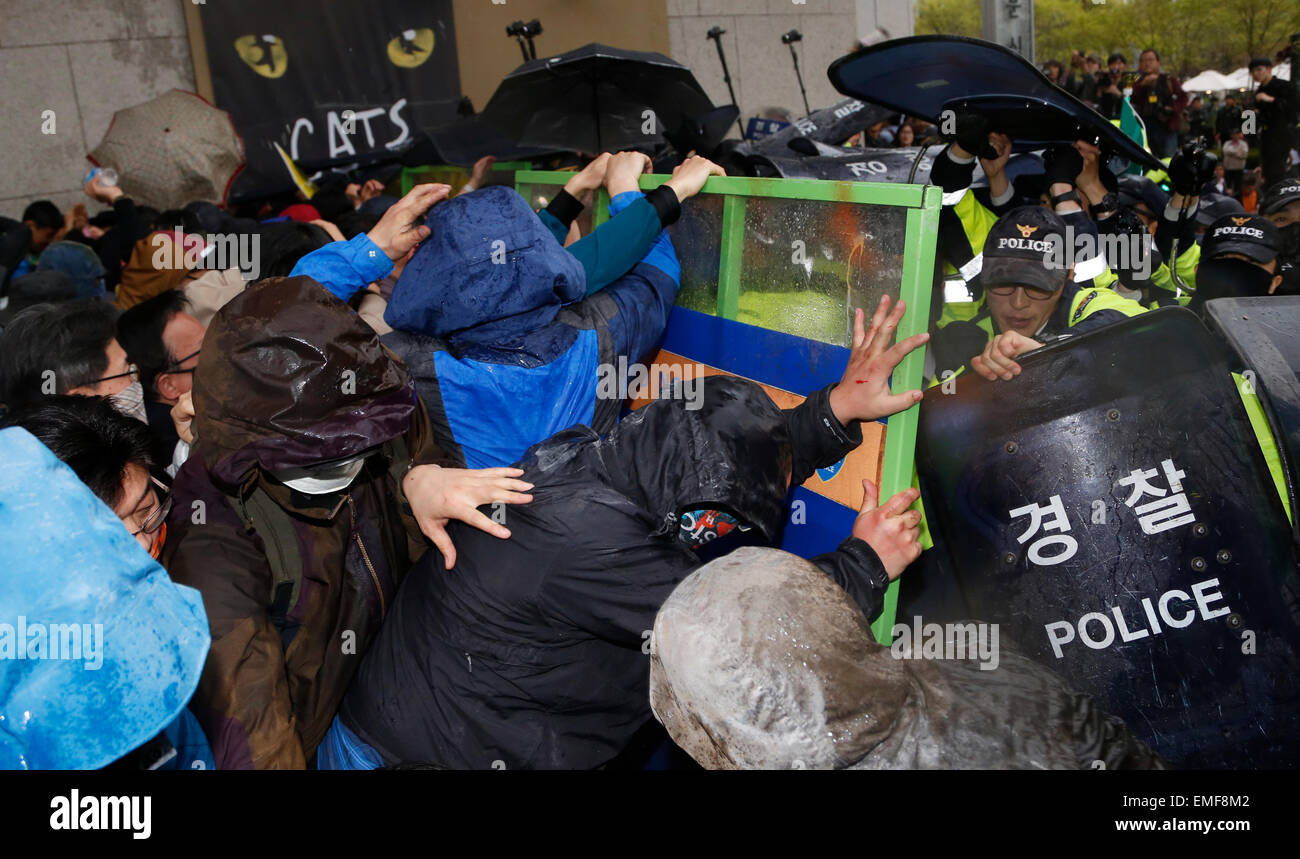 Traghetto tragedia protesta, Apr 18, 2015 : Blocco di poliziotti manifestanti cercando di marzo verso il gate di Gwanghwamun vicino alla presidential Blue House a Seul, in Corea del Sud. Circa 30.000 persone (8.000 dalla polizia stima) hanno dimostrato il 18 aprile, due giorni dopo il primo anniversario del traghetto Sewol tragedia ad esigere che il governo avanzi la speciale legge Sewol decreto di attuazione, recupero del traghetto e tenere una approfondita indagine nella tragedia. Essi hanno anche chiamato per dimissioni del Presidente Parco-geun hye.La polizia ha imprigionato circa 100 manifestanti durante la protesta. © Lee Jae-Won/AFLO/Alamy Live News Foto Stock