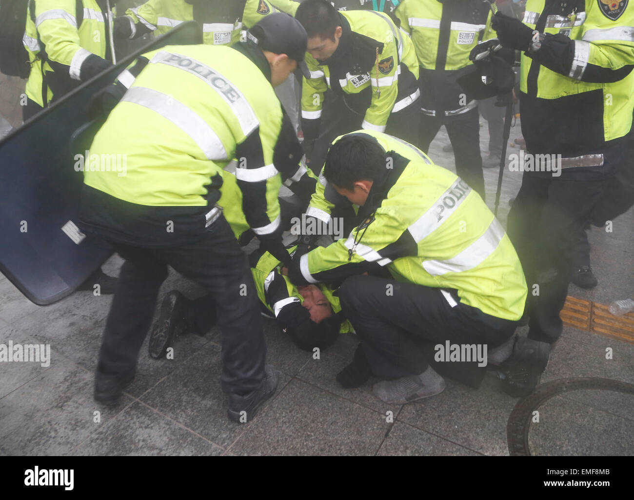Traghetto tragedia protesta, Apr 18, 2015 : poliziotti di controllare uno di loro collega poliziotti feriti come essi bloccare i manifestanti cercando di marzo verso il gate di Gwanghwamun vicino alla presidential Blue House a Seul, in Corea del Sud. Circa 30.000 persone (8.000 dalla polizia stima) hanno dimostrato il 18 aprile, due giorni dopo il primo anniversario del traghetto Sewol tragedia ad esigere che il governo avanzi la speciale legge Sewol decreto di attuazione, recupero del traghetto e tenere una approfondita indagine nella tragedia. Essi hanno anche chiamato per dimissioni del Presidente Parco-geun hye.La polizia ha imprigionato circa 100 manifestanti Foto Stock