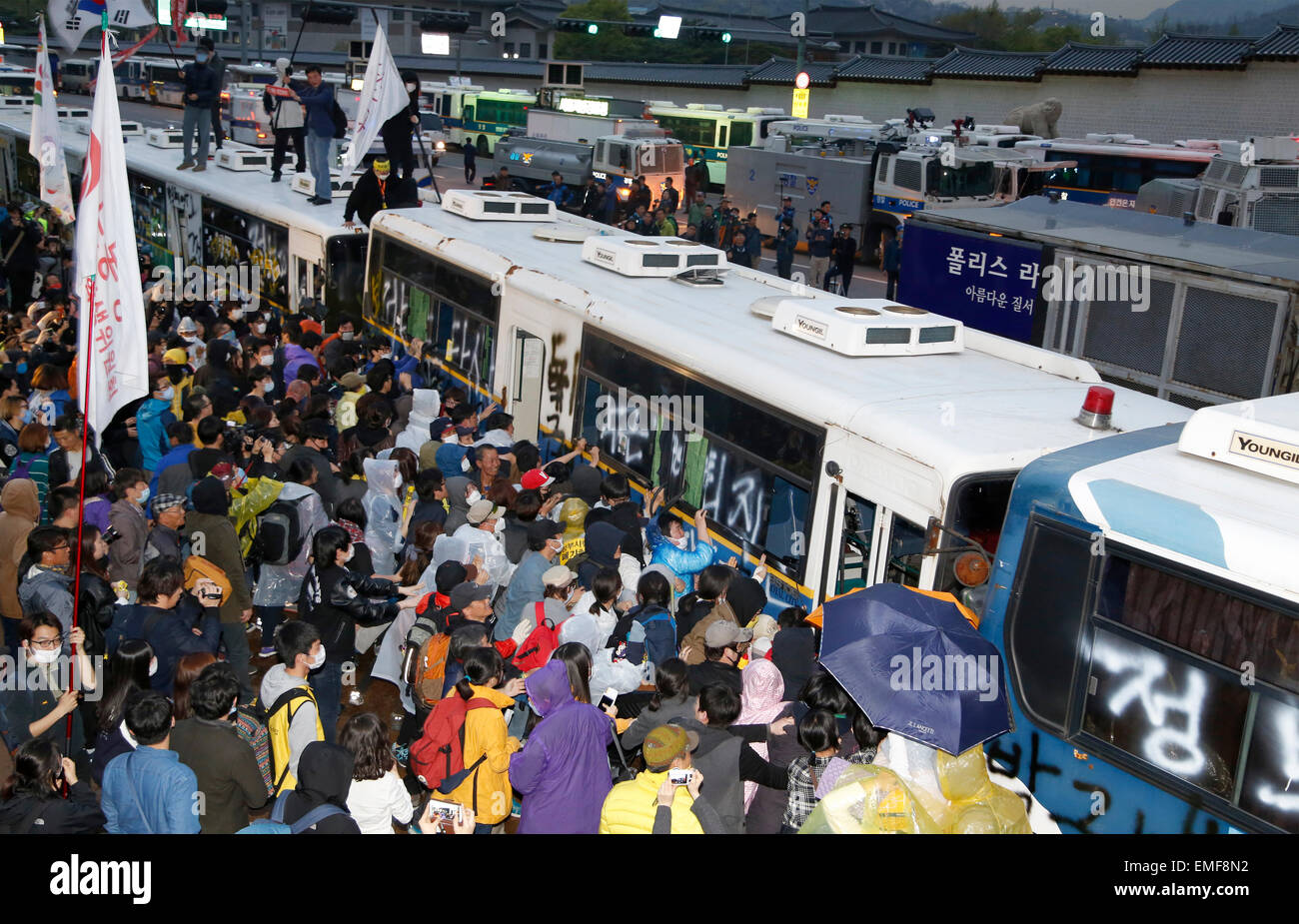 Traghetto tragedia protesta, Apr 18, 2015 : manifestanti spingere gli autobus della polizia poste dalla polizia per arrestare la loro marcia verso la porta di Gwanghwamun vicino alla presidential Blue House a Seul, in Corea del Sud. Circa 30.000 persone (8.000 dalla polizia stima) hanno dimostrato il 18 aprile, due giorni dopo il primo anniversario del traghetto Sewol tragedia ad esigere che il governo avanzi la speciale legge Sewol decreto di attuazione, recupero del traghetto e tenere una approfondita indagine nella tragedia. Essi hanno anche chiamato per dimissioni del Presidente Parco-geun hye.La polizia ha imprigionato circa 100 manifestanti durante la protesta. (Foto b Foto Stock