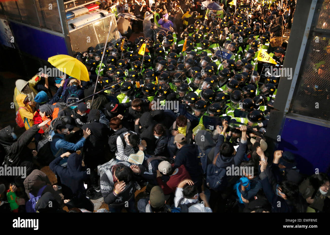 Traghetto tragedia protesta, Apr 18, 2015 : Blocco di poliziotti manifestanti cercando di marzo verso il gate di Gwanghwamun vicino alla presidential Blue House a Seul, in Corea del Sud. Circa 30.000 persone (8.000 dalla polizia stima) hanno dimostrato il 18 aprile, due giorni dopo il primo anniversario del traghetto Sewol tragedia ad esigere che il governo avanzi la speciale legge Sewol decreto di attuazione, recupero del traghetto e tenere una approfondita indagine nella tragedia. Essi hanno anche chiamato per dimissioni del Presidente Parco-geun hye.La polizia ha imprigionato circa 100 manifestanti durante la protesta. (Foto di Lee Jae-Won/AFLO) (SUD Foto Stock