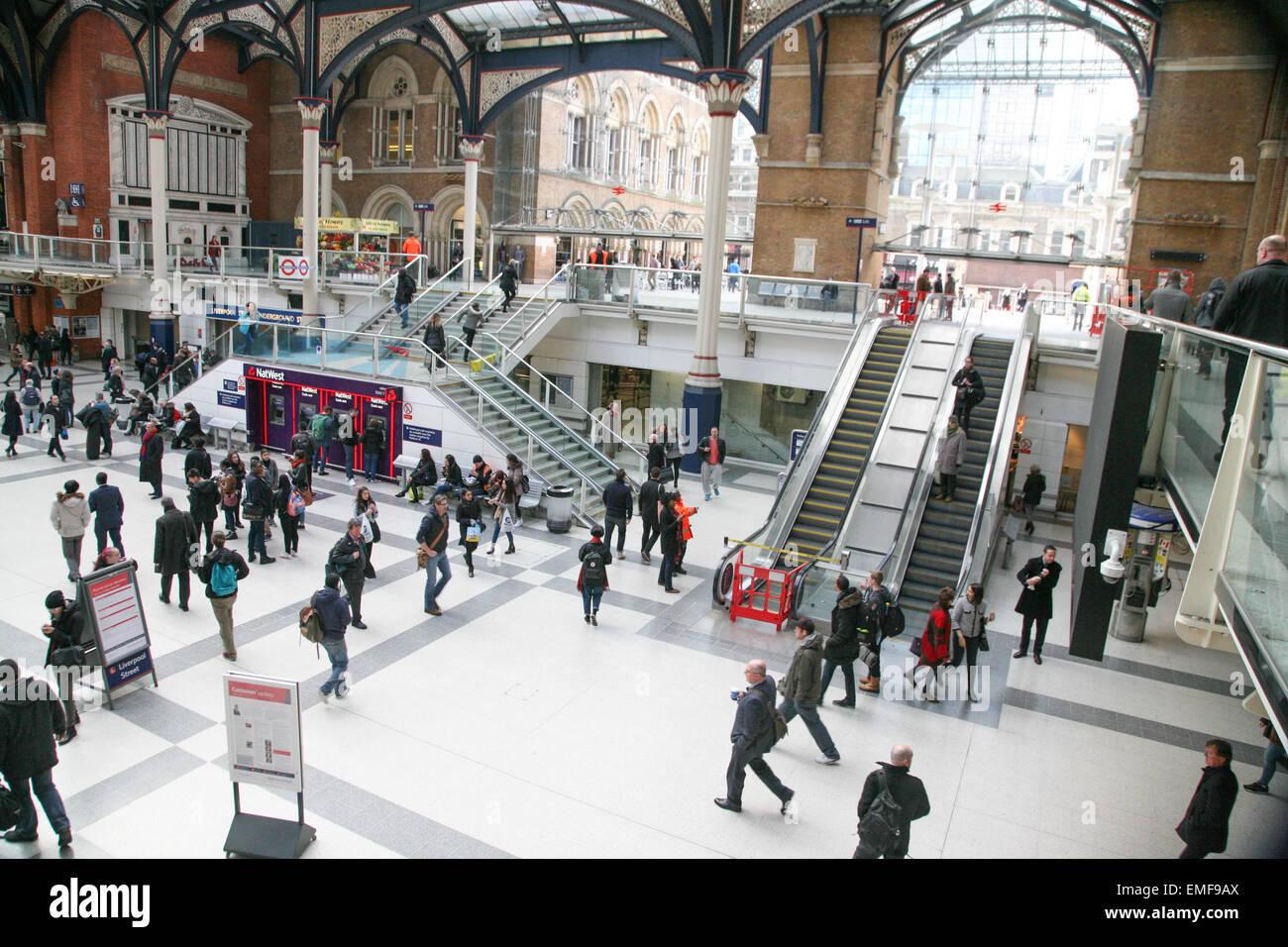 Di scena a Liverpool Street Station, con regolari di pendolari, Londra, Inghilterra Foto Stock