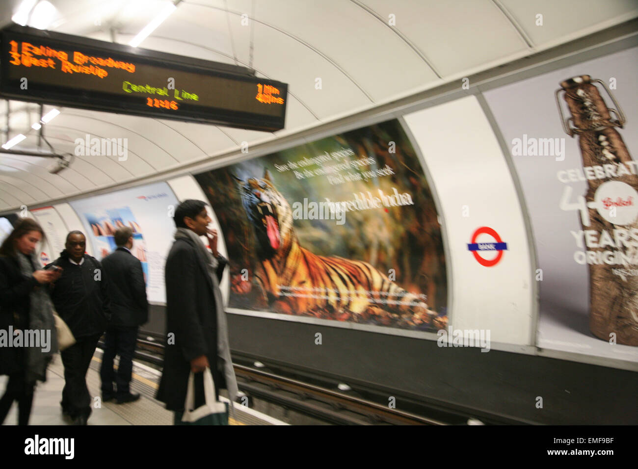 Cartelloni pubblicitari a Londra metropolitana stazione Bank di Londra, Inghilterra. Foto Stock