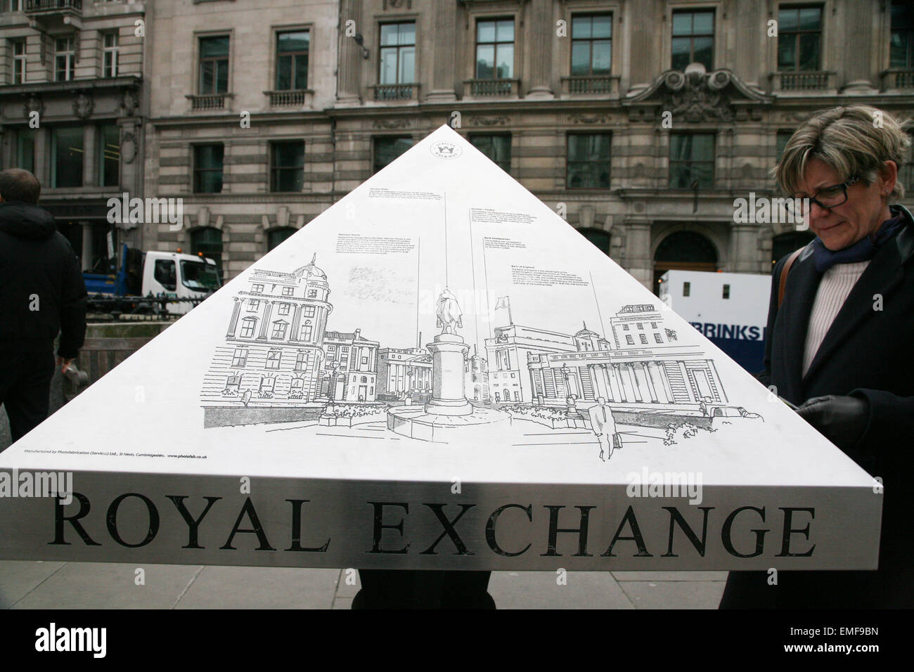 Informazioni Piramide, Giubileo marciapiede, il Royal Exchange di Londra, Inghilterra. Foto Stock