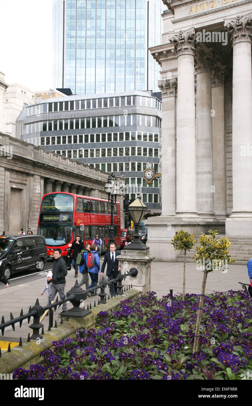 Violette dal Royal Exchange, città di Londra, Inghilterra, Regno Unito. Foto Stock