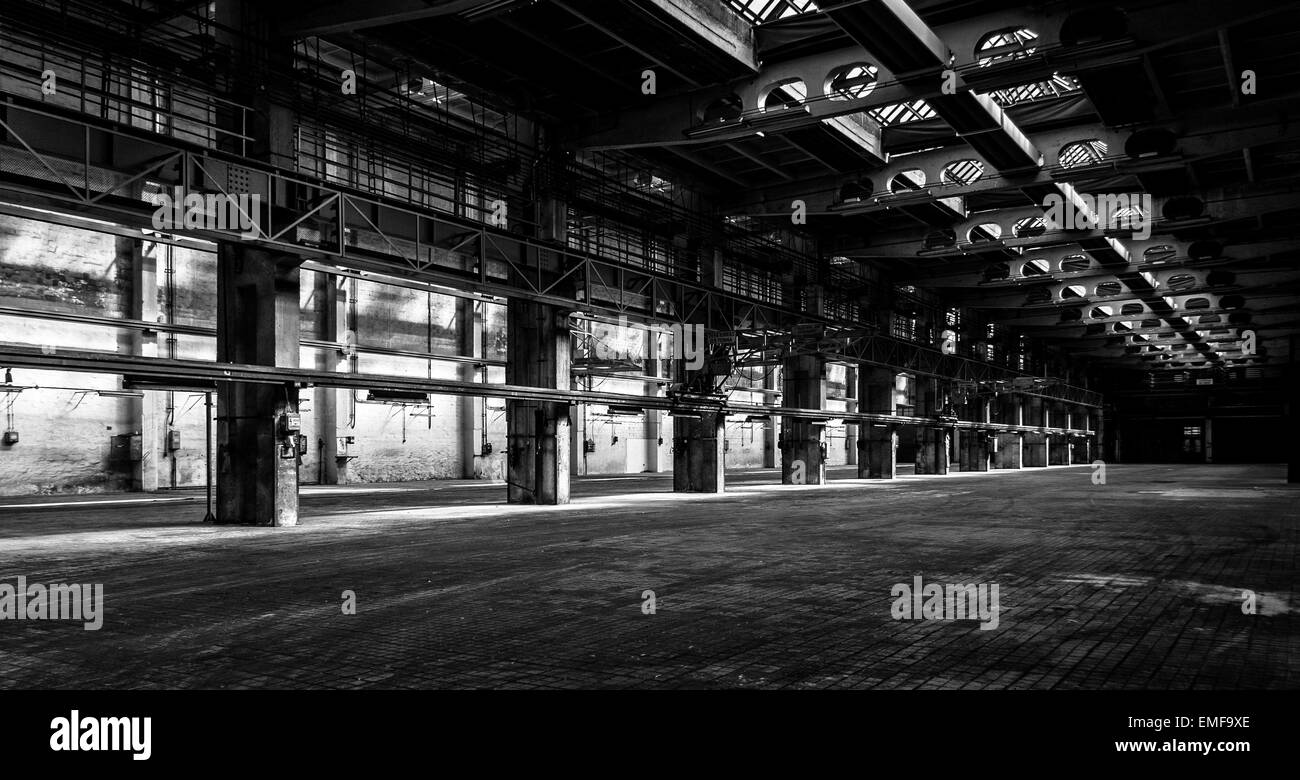 Dark industrial interior di un vecchio edificio Foto Stock
