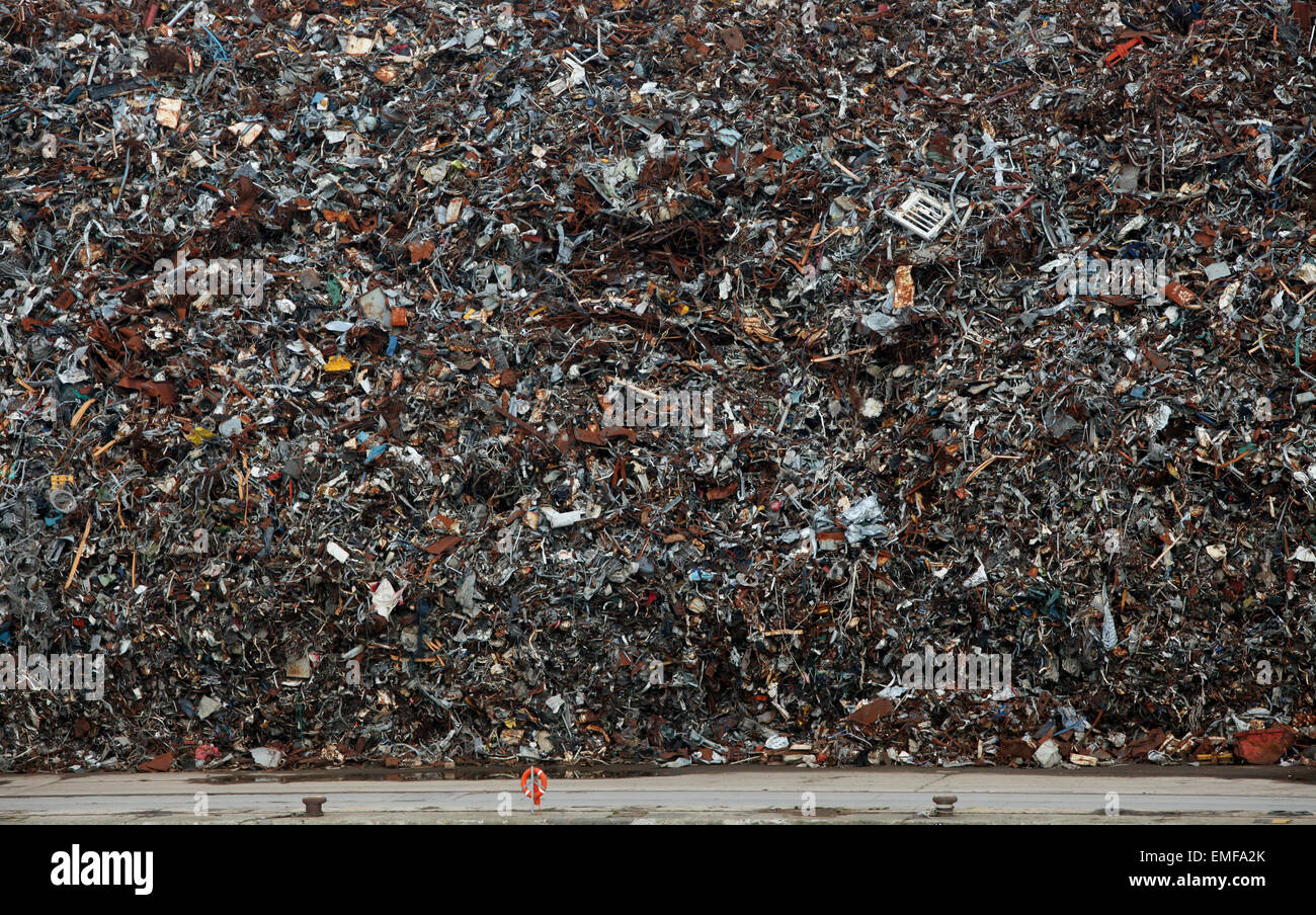 Rottami di metallo in attesa di esportazione a Southampton docks Foto Stock