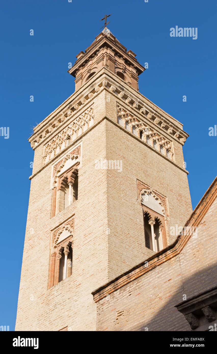 Siviglia - La torre di San Marcos chiesa in stile mudéjar. Foto Stock
