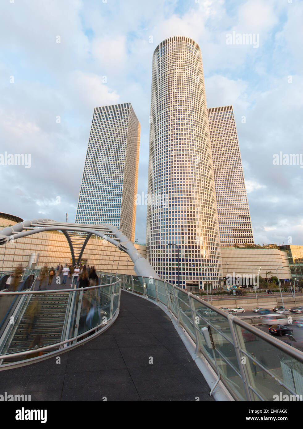 TEL AVIV, Israele - 2 Marzo 2015: i grattacieli del centro Azrieli nella luce della sera da Moore Yaski Sivan Architetti Foto Stock