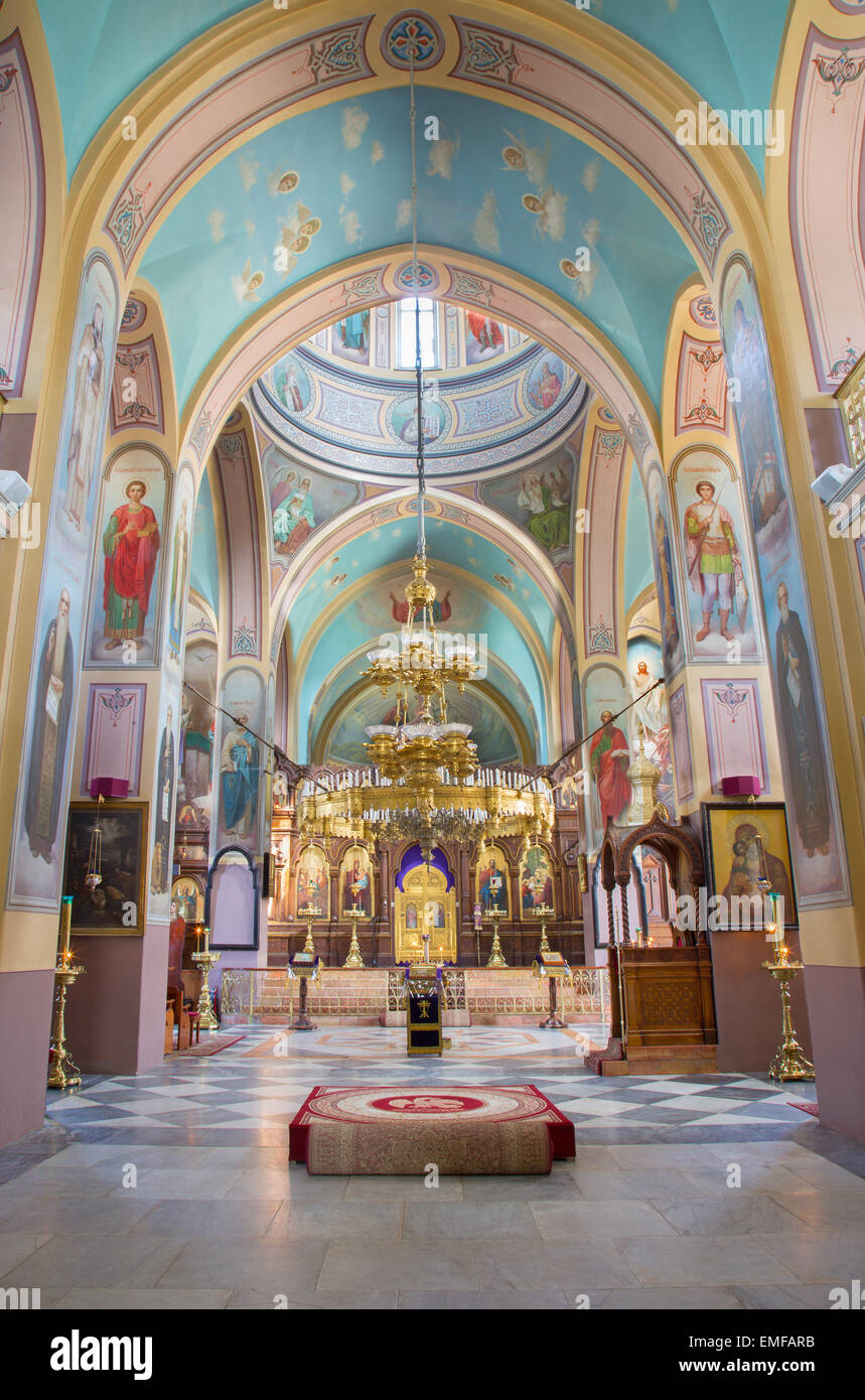 Gerusalemme, Israele - 5 Marzo 2015: la navata della chiesa russo-ortodossa Cattedrale della Santissima Trinità in russo il composto Foto Stock