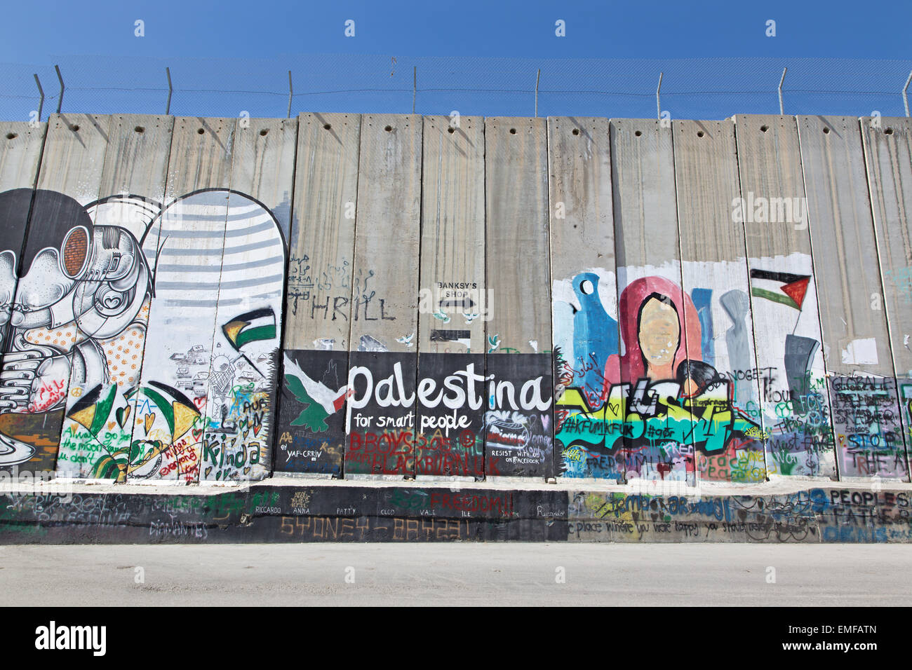 Betlemme, Israele - 6 Marzo 2015: Il graffitti sulla barriera di separazione Foto Stock