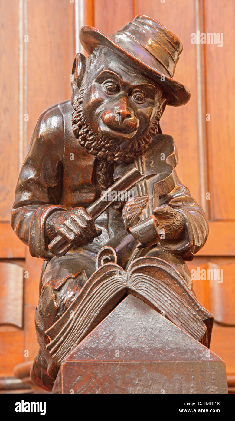 BRATISLAVA, Slovacchia - 11 febbraio 2014: scimmia con il violino la scultura da banco nel presbiterio in st. Mattutini cattedrale Foto Stock