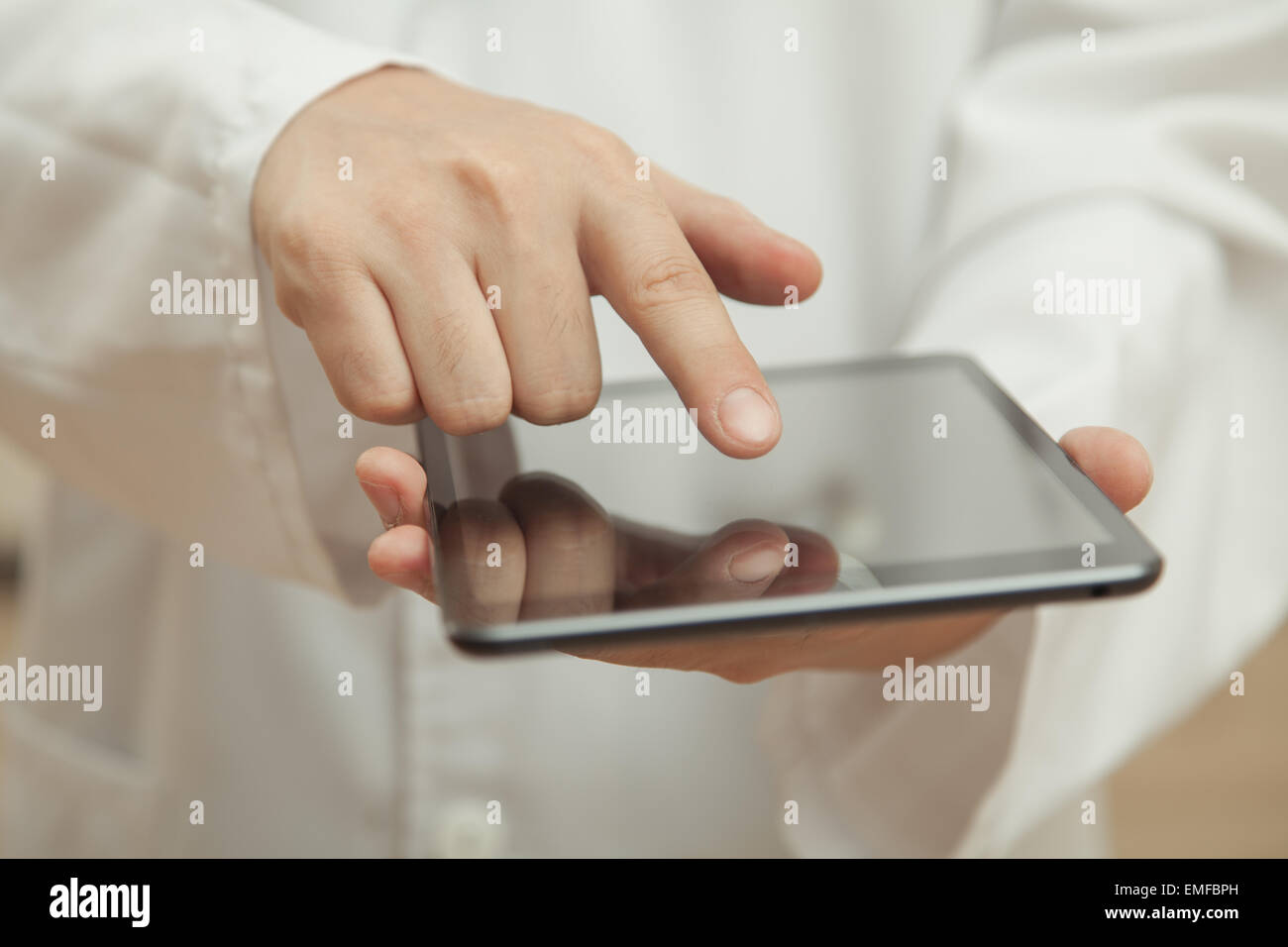 Medico e la tecnologia moderna, mano in camice bianco punti un dito nel tablet PC Foto Stock