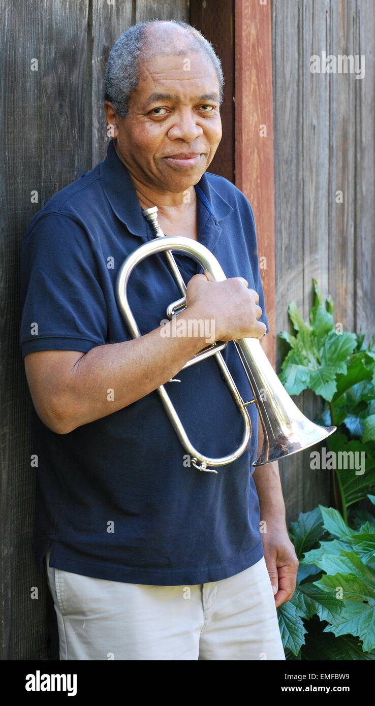 Musicista jazz in posa con il suo flicorno. Foto Stock