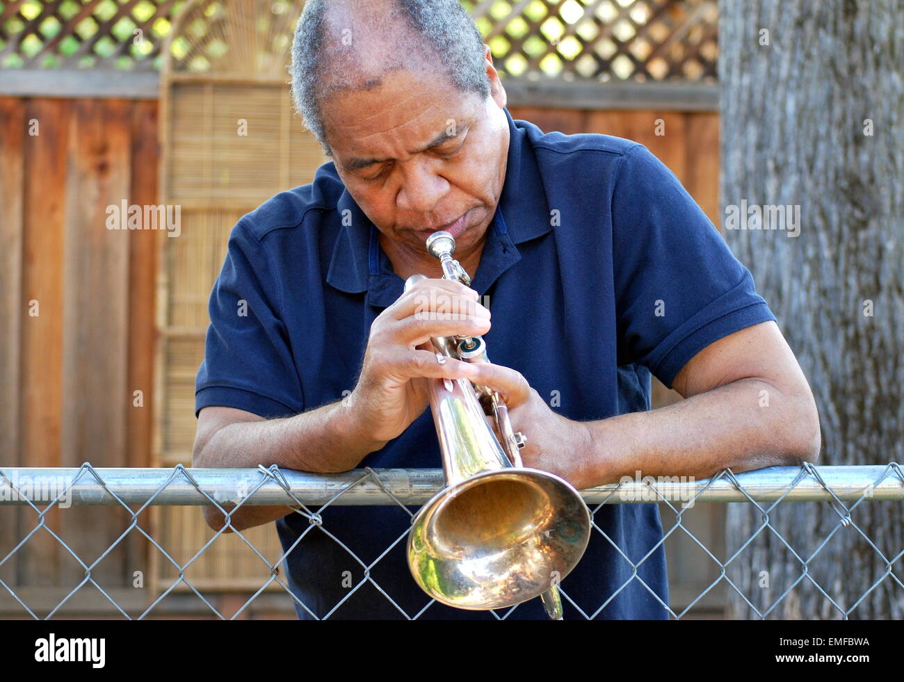 Musicista jazz soffiando il suo flicorno. Foto Stock