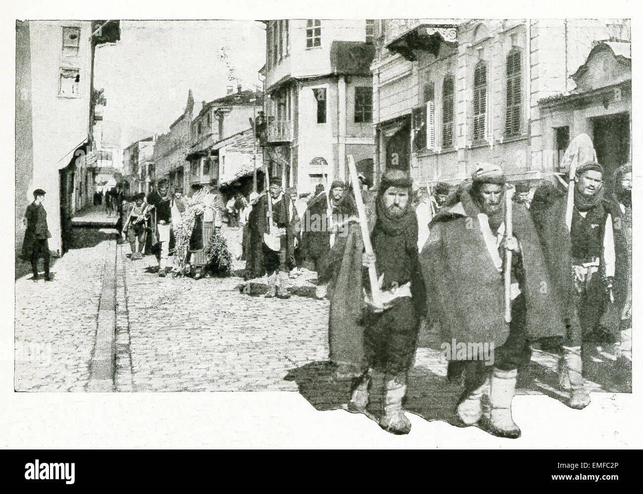 Questa foto dalla I Guerra Mondiale mostra il serbo volontari che non avevano fucili. Essi sono stati per la maggior parte vecchi e sono stati impiegati in scavo di trincee. Essi sono andati con l'esercito quando essa evacuata Monastir nel 1917 dopo la battaglia. L'attacco francese sul tedesco fortificazioni bulgaro a Monastir in Macedonia non riuscita. Questi serbi erano totalmente impotente e così subito oltre i soldati regolari. Molti sono morti. Foto Stock