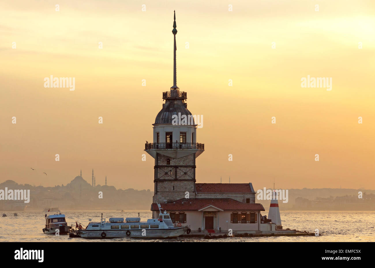 Famoso Maiden's Tower al tramonto. Bosforo sul canale del mare, Istanbul, Turchia Foto Stock