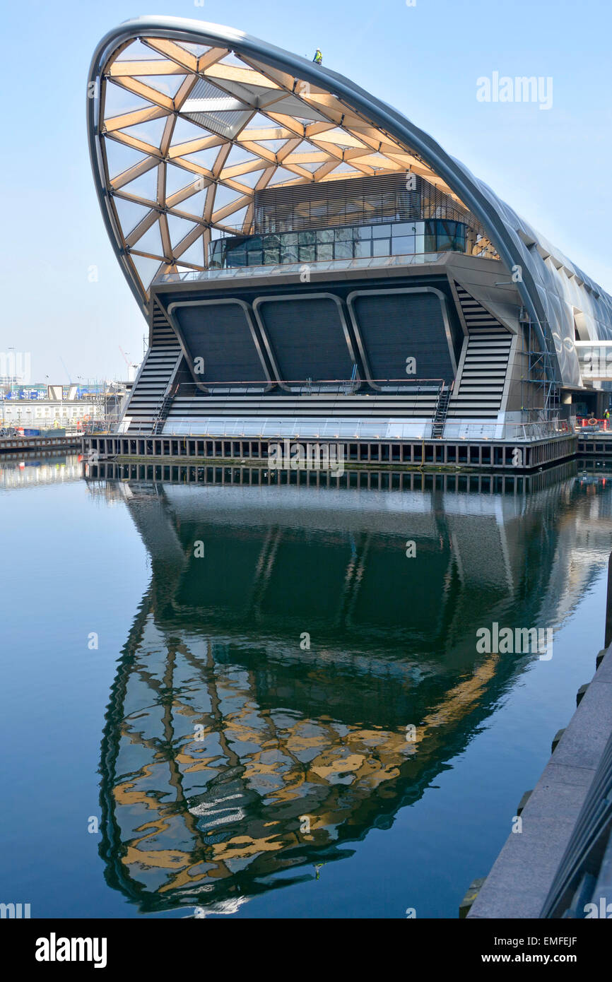 Crossrail Place negozi al dettaglio business & roof Garden edificio costruito sopra Canary Wharf stazione ferroviaria Crossrail riflettere acqua di West India Docks Londra Foto Stock