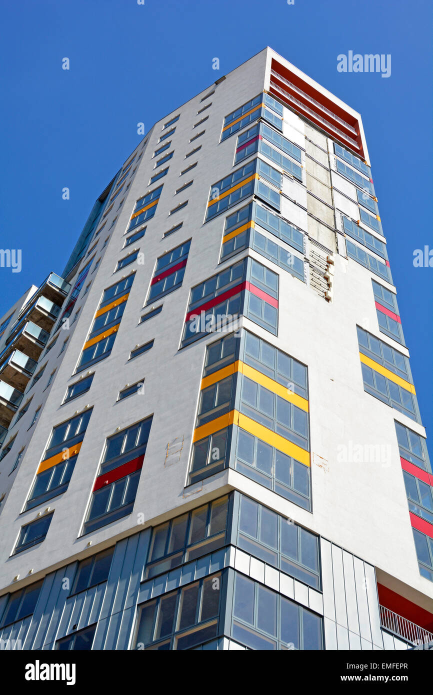 Storm Damage superiore façade pannelli di rivestimento Ipswich lungomare appartamento punto di riferimento edificio 'The Mill' vuoto attendere riparazioni Suffolk East Anglia Inghilterra Regno Unito Foto Stock
