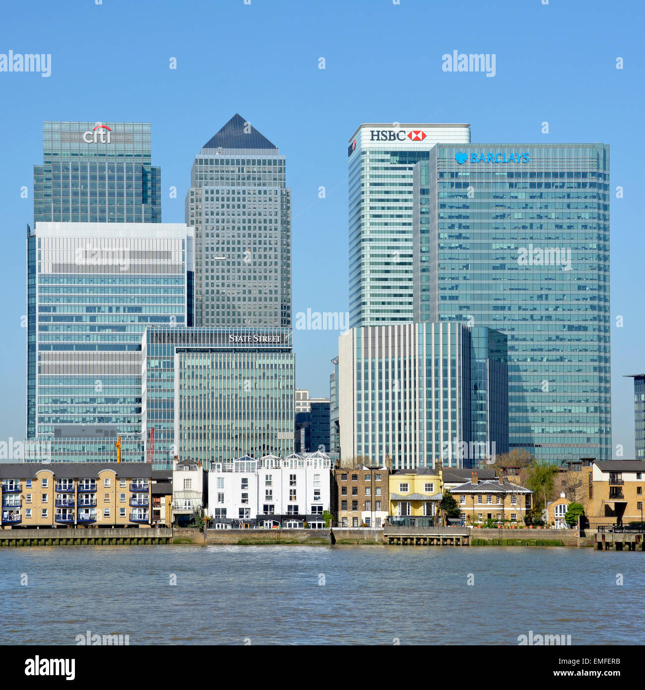 Il fiume Tamigi e da Canary Wharf skyline compresi citi banca HSBC e Barclays Bank edifici Foto Stock