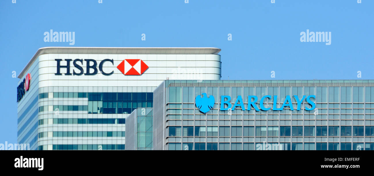 Livello del tetto blocco ufficio facciate di grandi HSBC e Barclays Bank Logo e nome della società segni Canary Wharf London Docklands Sulla Isle of Dogs England Regno Unito Foto Stock