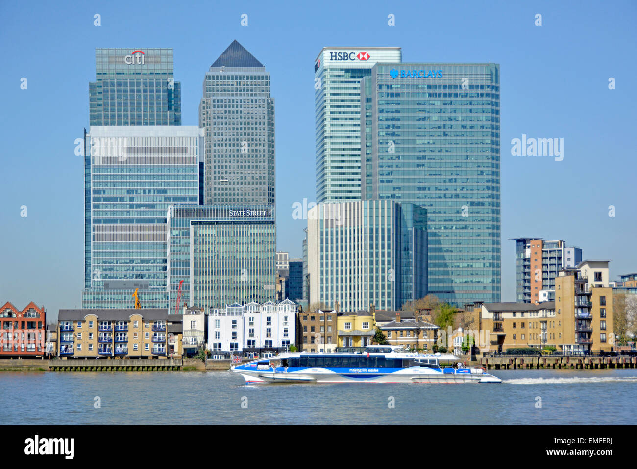 Skyline di Canary Wharf East London Docklands, con edifici bancari situati accanto al Tamigi Clipper, passando per l'Isola dei cani a Tower Hamlets, Inghilterra, Regno Unito Foto Stock