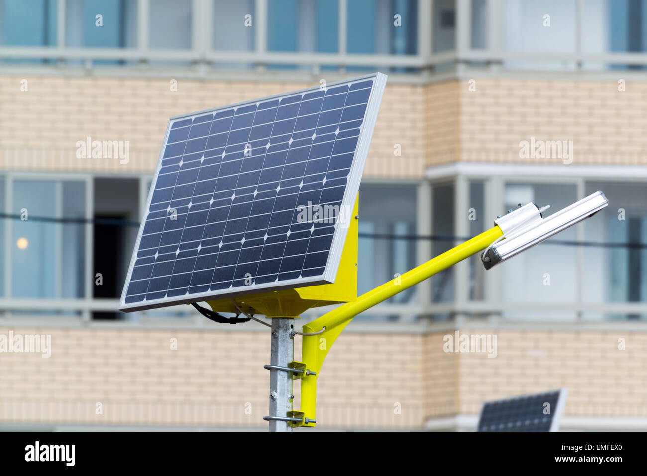 Un lampione alimentato da batterie solari Foto Stock