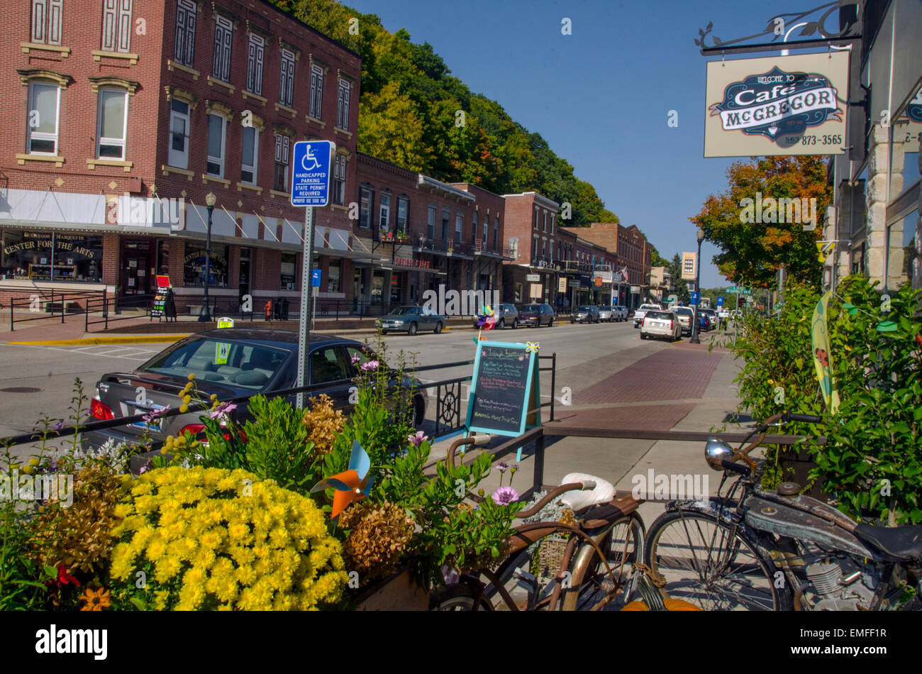 Il Centro per le Arti e il Cafe McGregor sulla strada principale nel centro di McGregor, Iowa. Foto Stock