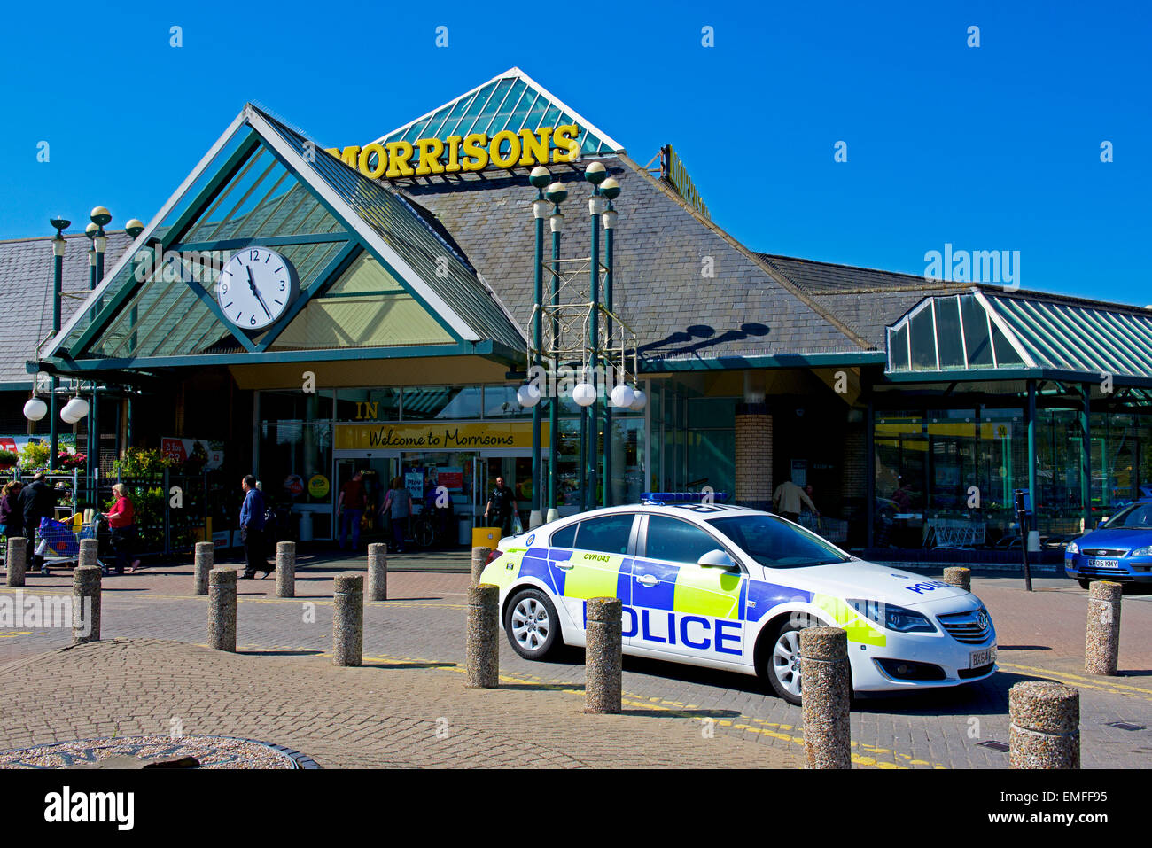 Auto della Polizia parcheggiata di fronte Morrisons supermercato, Coventry, West Midlands, England Regno Unito Foto Stock