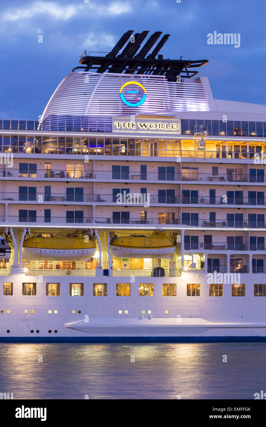 Las Palmas de Gran Canaria, Spagna. Xx Apr, 2015. " Il mondo' visite Las Palmas, la capitale di Gran Canaria. A 644m, "il mondo" è classificato come il più grande residenziale privato sulla nave del pianeta, con 165 case individuali, che vanno da studio a suite penthouse. Appartamenti Studio sono detti a vendere per più di USD$1 milioni (€660.000) e la suite superiore fino a $13milioni (£8.5million). Sin dal suo lancio nel 2002, Th World ha continuato a circumnavigare il globo. Credito: ALANDAWSONPHOTOGRAPHY/Alamy Live News Foto Stock