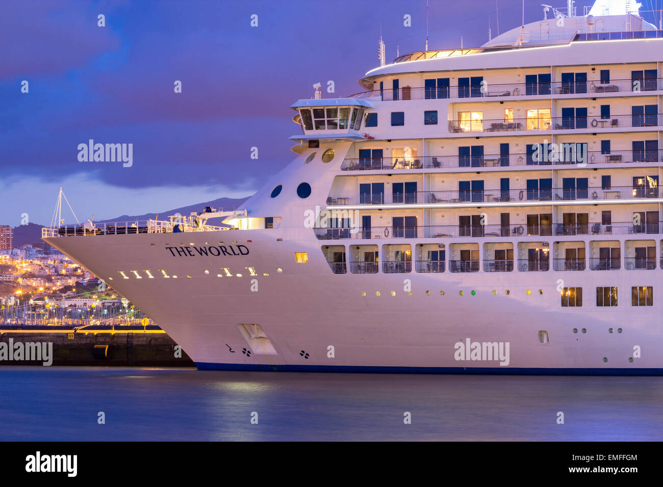 Las Palmas de Gran Canaria, Spagna. Xx Apr, 2015. " Il mondo' visite Las Palmas, la capitale di Gran Canaria. A 644m, "il mondo" è classificato come il più grande residenziale privato sulla nave del pianeta, con 165 case individuali, che vanno da studio a suite penthouse. Appartamenti Studio sono detti a vendere per più di USD$1 milioni (€660.000) e la suite superiore fino a $13milioni (£8.5million). Sin dal suo lancio nel 2002, Th World ha continuato a circumnavigare il globo. Credito: ALANDAWSONPHOTOGRAPHY/Alamy Live News Foto Stock